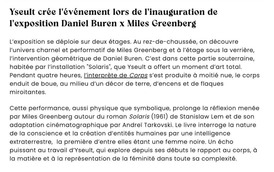 Yseult nue et recouverte de boue : elle signe une performance artistique inédite et phénoménale